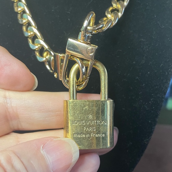 #316 Louis Vuitton padlock without key on unbranded necklace chain - Picture 3 of 5